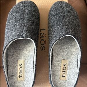 Taos Woollery Charcoal Gray Wool Slippers